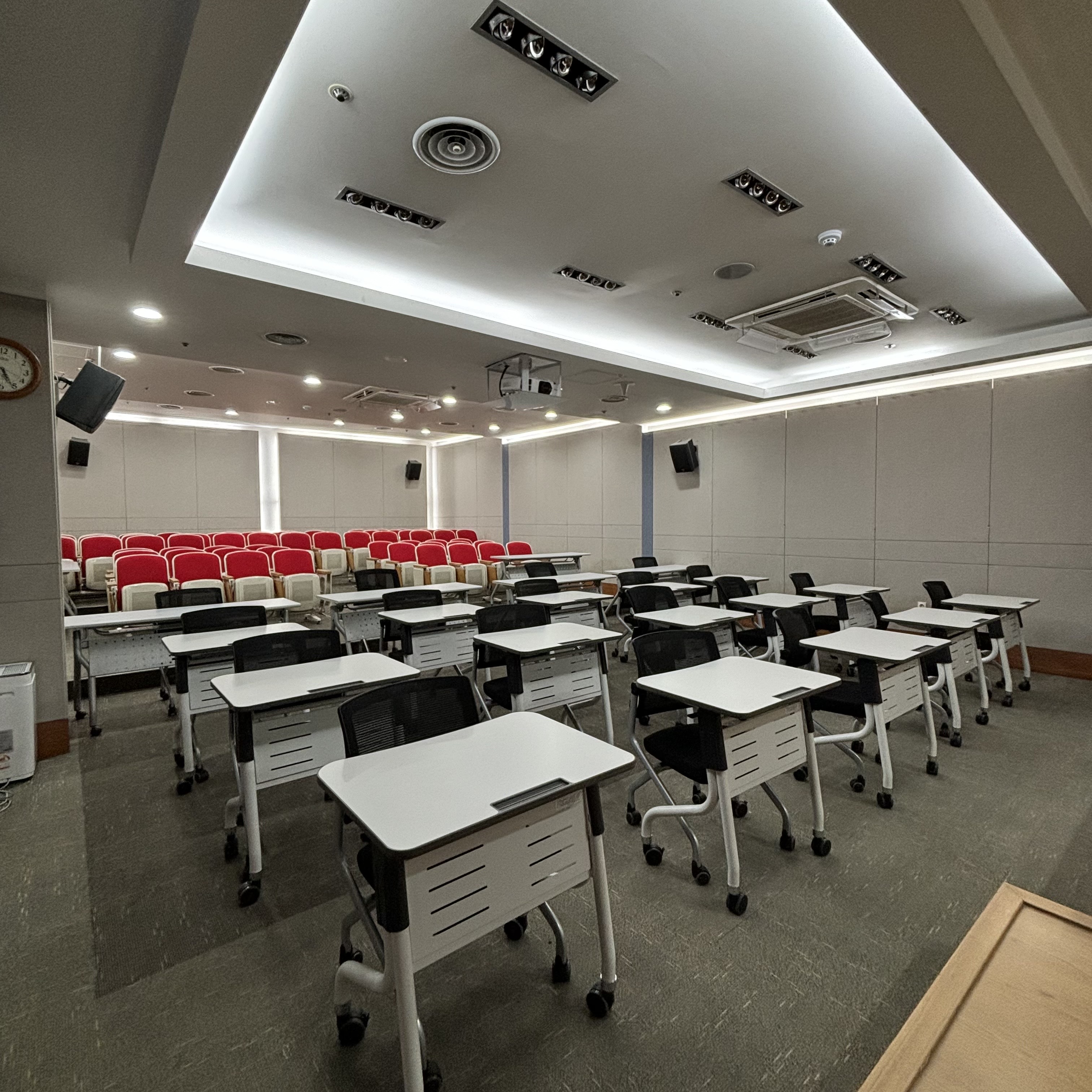 시청각실 내부 전경(테이블 좌석)