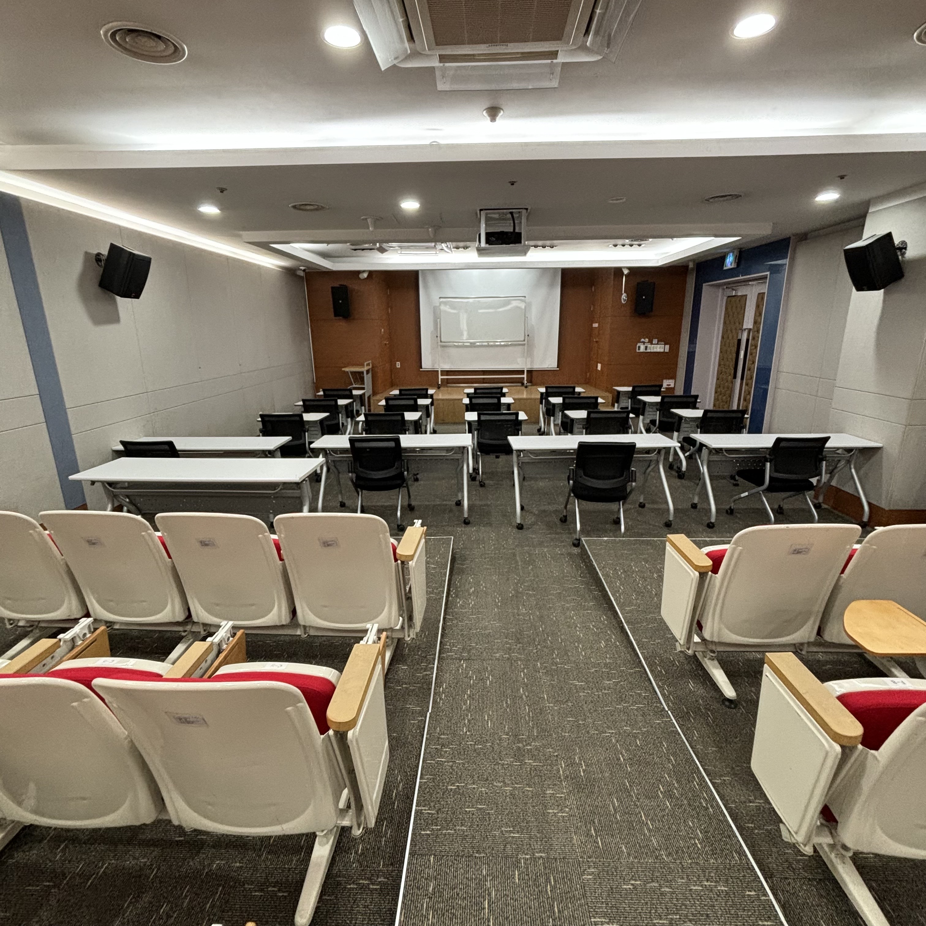 시청각실2 내부 전경(좌석/스크린)